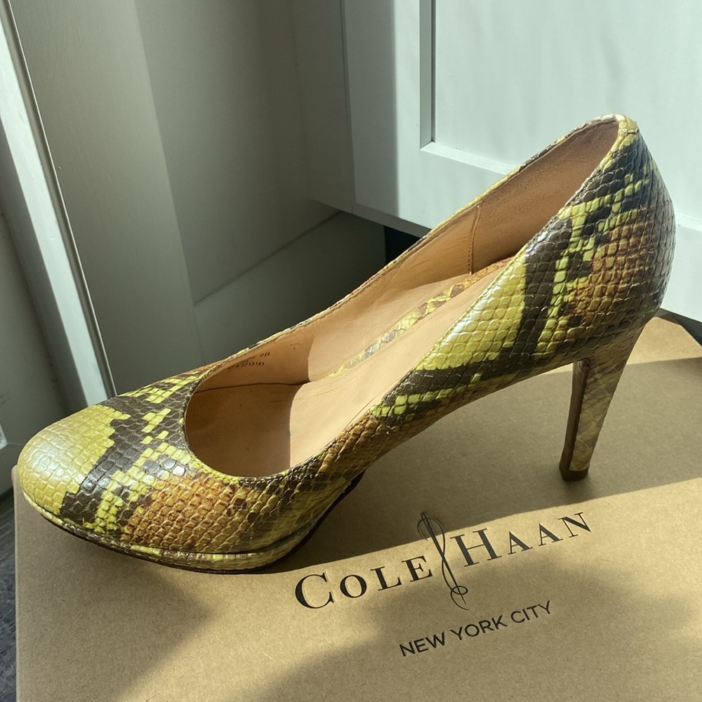 Cole Haan Chelsea Pump Lemon Snake Print, Size 9